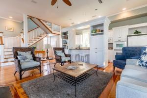 un soggiorno con un divano, sedie e un tavolo di Centennial Coast Cottage - with Heated pool a Saint Simons Island