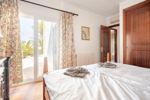 Postel nebo postele na pokoji v ubytování Gigantische Villa mit Meerblick, Panoramablick & Pool-Oase + 35 fotografií