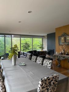 ein Wohnzimmer mit einem großen Tisch und Stühlen in der Unterkunft Villa Natura in Cova