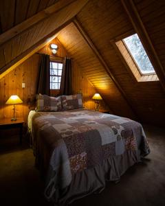 Un dormitorio con una cama grande en un ático. en Elk - by The Chalets, en South Bloomingville