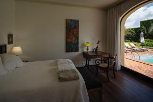 Bazén v ubytování Casa dos Arcos - Studios & Pool nebo v jeho okolí