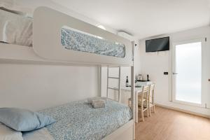 ein Schlafzimmer mit Etagenbett und Schreibtisch in der Unterkunft Villa Perla in Marina di Massa