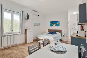 Zimmer mit einer Küche, einem Bett und einem Tisch in der Unterkunft Villa Perla in Marina di Massa