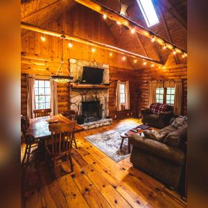 O zonă de relaxare la Pine Creek - by The Chalets