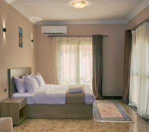 Postel nebo postele na pokoji v ubytování Roadhouse New Cairo Residence
