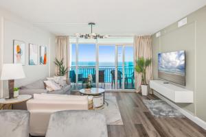 マートルビーチにあるNew Luxury Oceanfront 2BR Condo with Relaxing Ambianceの海の見えるリビングルーム