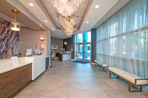 マートルビーチにあるNew Luxury Oceanfront 2BR Condo with Relaxing Ambianceのベンチと窓のある病院のロビー +63枚の写真