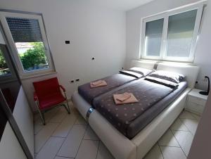 Postel nebo postele na pokoji v ubytování Heart of Strunjan Apartments AL