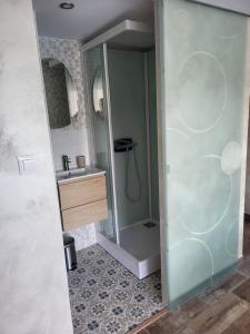 Bilik mandi di Suite cocooning - Route des Vins