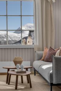 un soggiorno con un divano e un tavolo di Stylish City Apartment With Mountain View a Tromsø