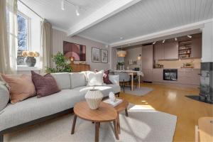 un soggiorno con un divano e un tavolo di Stylish City Apartment With Mountain View a Tromsø