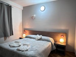 una camera da letto con un letto con due bambole sopra di Hotel Miramonti Seulo Turismo Rurale a Seùlo