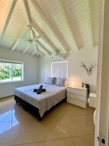 ein Schlafzimmer mit einem Bett mit einer Decke in der Unterkunft Family Home Jan Thiel op Marbella in Willemstad