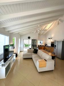 ein Wohnzimmer mit Couch und Flachbildfernseher in der Unterkunft Family Home Jan Thiel op Marbella in Willemstad