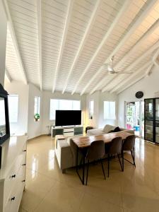 ein Wohnzimmer mit Tisch und Couch in der Unterkunft Family Home Jan Thiel op Marbella in Willemstad