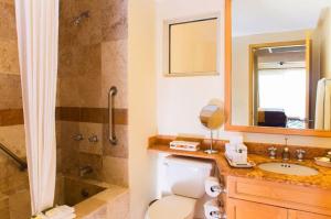 un bagno con wc, lavandino e doccia di 2BD Standard Suite at Villa Del Palmar Cabo a Cabo San Lucas