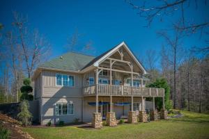 ein Haus mit einer umlaufenden Veranda und einer Terrasse in der Unterkunft Mountain Dream 3 Bed, Sauna, & Stunning Views in Mill Spring