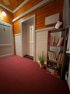 Knihovna v apartmánu + 22 fotografií