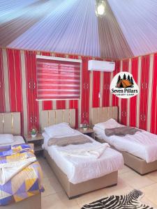 Postel nebo postele na pokoji v ubytování Seven Pillars Luxury Camp