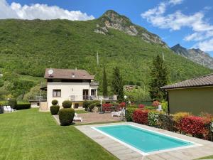 a house with a swimming pool in front of a mountain at Villa Tiziana Typ T1 in Crone