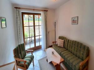 贝里斯泽尔Lush apartment in Bayrischzell with 2 saunas的客厅里有一张沙发和一张桌子。