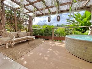 Bazén v ubytování Cocon des jardins - Bungalow & SPA nebo v jeho okolí