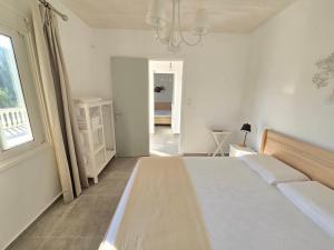 A bed or beds in a room at Koukouapartments & Suites