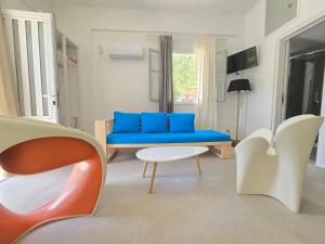 A television and/or entertainment centre at Koukouapartments & Suites
