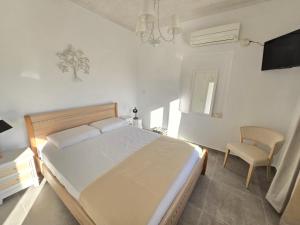 A bed or beds in a room at Koukouapartments & Suites