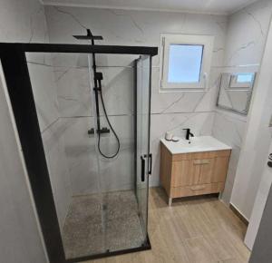 a bathroom with a shower and a sink at Alojamentos pinheiros in Amarante