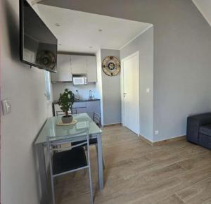 a living room with a table and a clock on the wall at Alojamentos pinheiros in Amarante