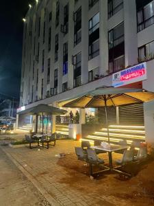 Budova, kde se apartmán nachází + 2 fotografie