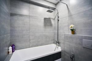 Un baño con ducha y bañera. en Full-Equipped 1BR in Center by Torro Mall, en Chişinău 22 fotos más