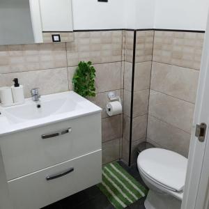 un baño con lavabo e inodoro en Madrid Stay, en Madrid