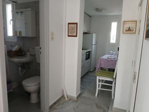 Koupelna v ubytování Kikis dream refurbished apartment with a bacony and sea views