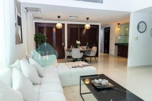 Ruang duduk di Bloomfields 2br Townhouse Marina Square AlReem