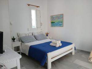 Postel nebo postele na pokoji v ubytování Kikis dream refurbished apartment with a bacony and sea views