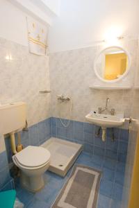 łazienka z toaletą i umywalką w obiekcie Orion Studios w mieście Loutra Edipsou