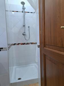 prysznic w łazience ze szklanymi drzwiami w obiekcie Casa Alessandra w mieście Àrbatax +37 zdjęć