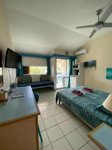 Llit o llits en una habitació de CoCoKreyol - Ti CARAYOU
