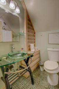 Koupelna v ubytování Serenity Mountain Cabin With Hot Tub Pet Friendly + 32 fotografií