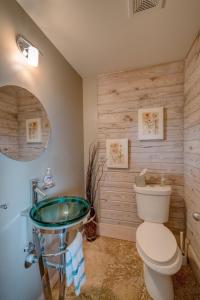 Koupelna v ubytování Serenity Mountain Cabin With Hot Tub Pet Friendly