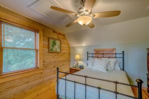 Postel nebo postele na pokoji v ubytování Serenity Mountain Cabin With Hot Tub Pet Friendly