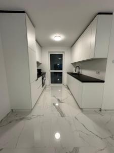 Villa HM am Waldrand的厨房或小厨房