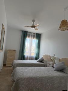 Postel nebo postele na pokoji v ubytování Costa Esuri Golf Apartments