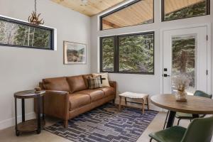 a living room with a couch and a table at Modern Cabin Stay Hike Bike Base GuanellaPass in Grant
