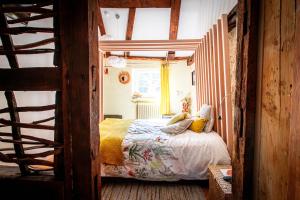 1 dormitorio con 1 cama en una habitación con escalera en Moulin de Schwabwiller, en Schwabwiller