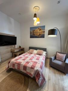une chambre avec un lit, une chaise et une télévision dans l'établissement Way2Stay Bosacka, à Cracovie