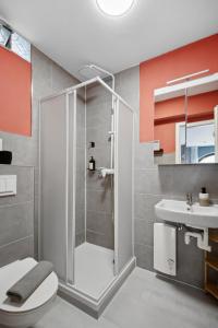 a bathroom with a shower and a toilet and a sink at Gemütliches & Modernes Apartment in Koblenz