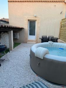 wanna z hydromasażem na podwórku domu w obiekcie Joli T2 avec jacuzzi w mieście Saint-Victoret